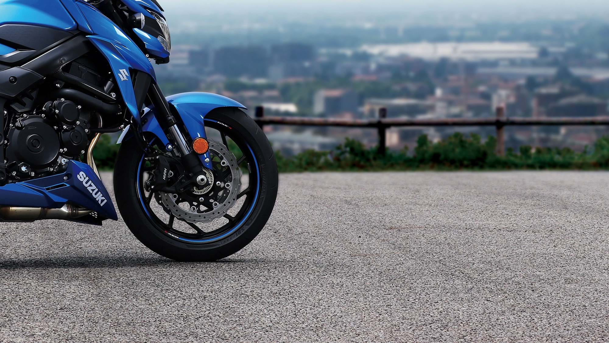 Sporty, lightweight wheels and Tyres
